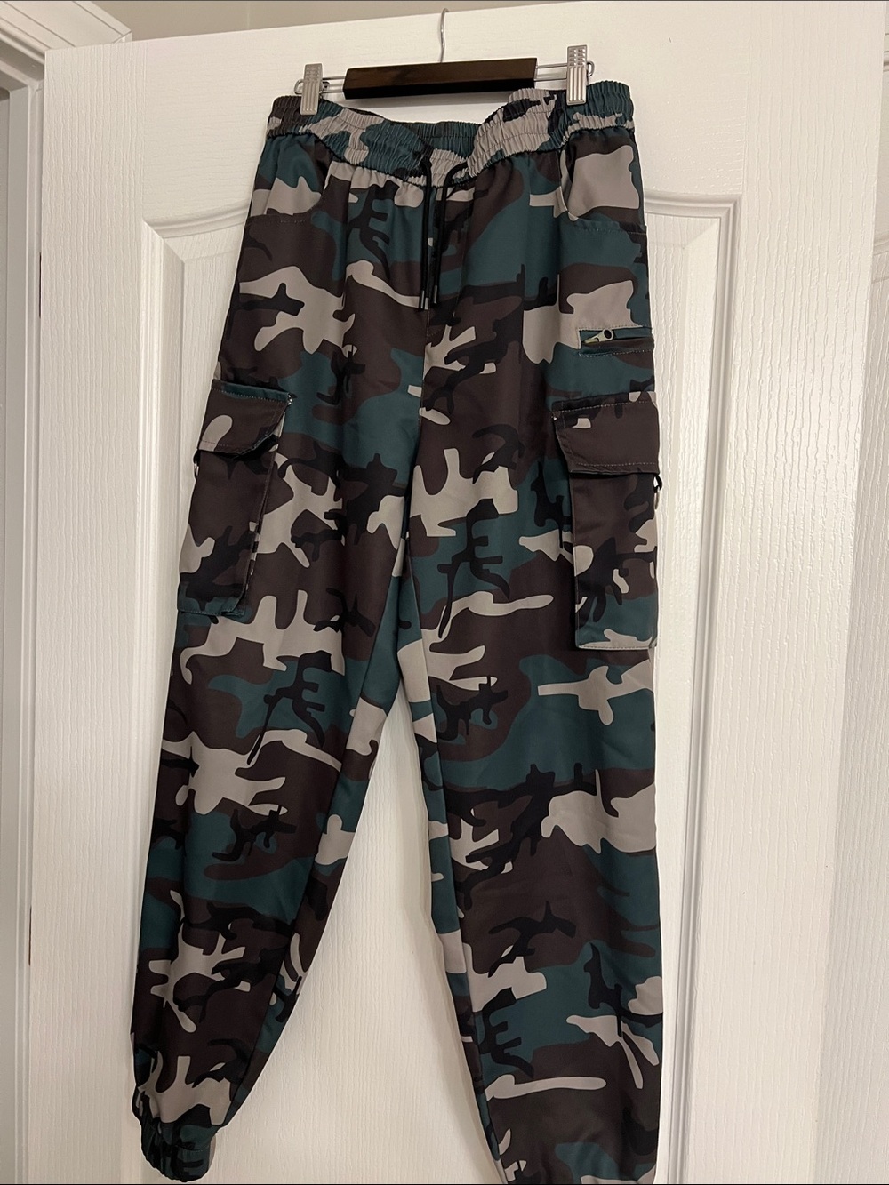 Women's Camouflage Cargo Joggers - Green/Gray/Black